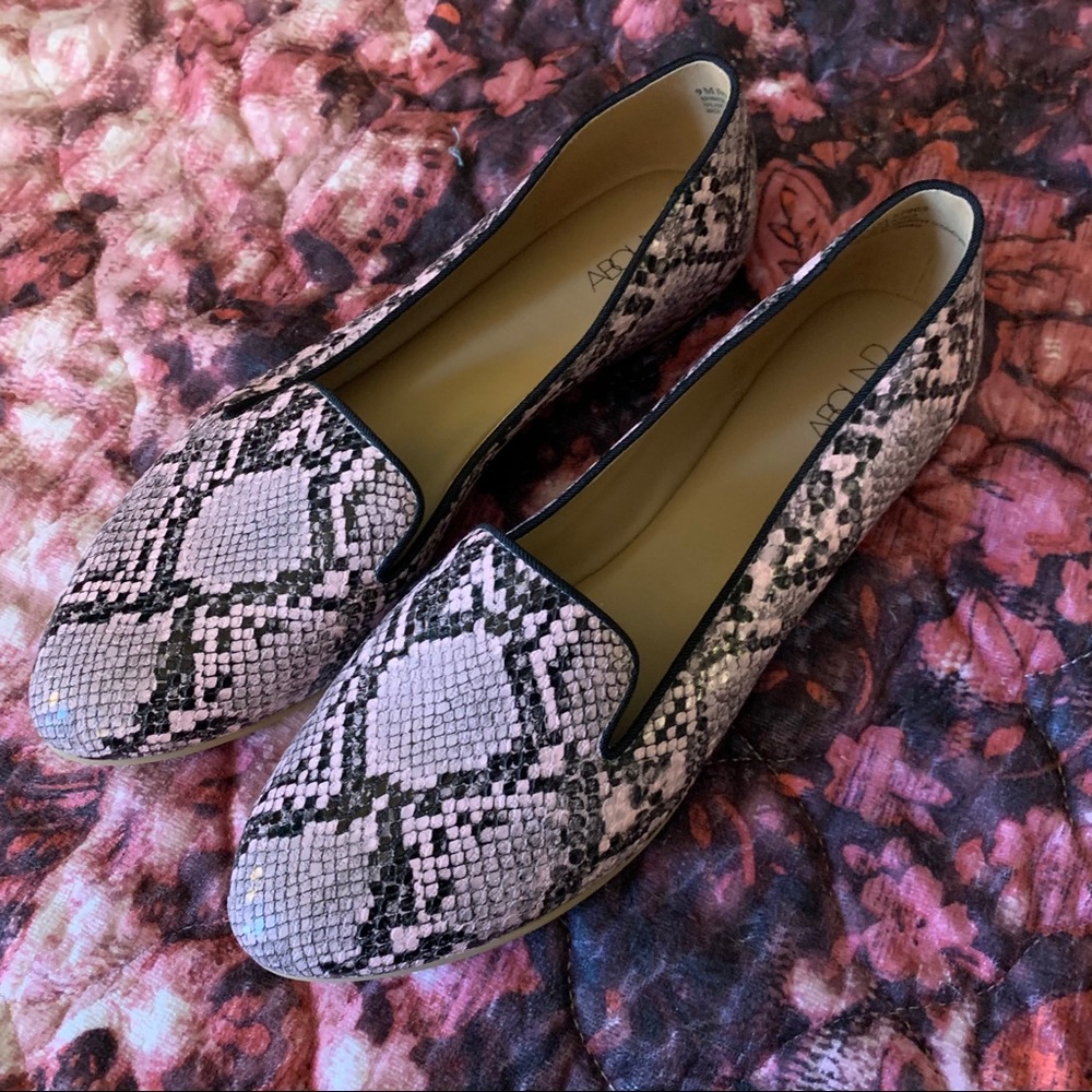**5/$30 SALE** NWT Snakeskin Loafer in blush